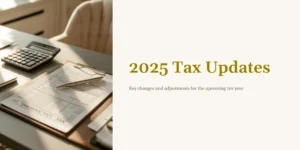 2025년 세법 업데이트 — 세금 서류와 계산기가 놓인 데스크 전경의 따뜻한 톤 이미지