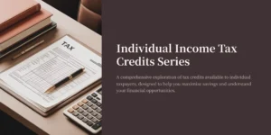 “책상 위에 세금 서류(TAX 폼), 볼펜, 계산기, 노트가 정돈된 모습의 따뜻한 톤 데스크 사진. 개인 소득세 크레딧 시리즈를 소개하는 표지 이미지.”