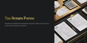 어두운 배경과 금색 장식물 사이에 세금 신고서 양식(Tax Return Forms)이 놓인 클립보드와 계산기가 보이는 이미지. 연간 세금 신고 서류 작업에 대한 주제를 나타냅니다.